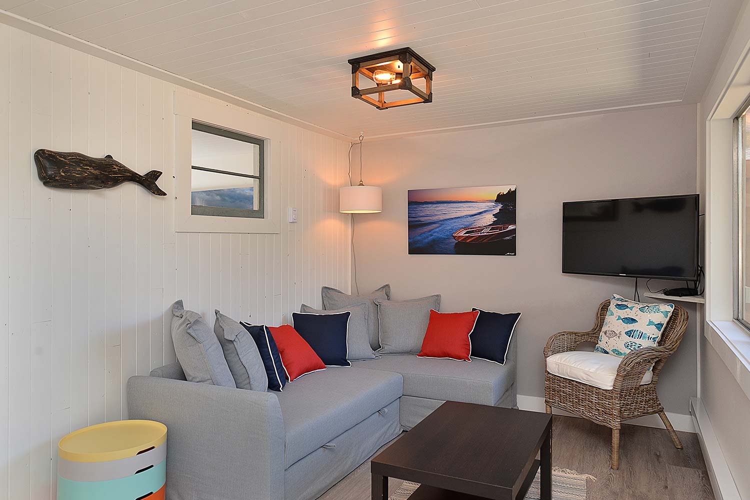 The living room in this beautiful cottage at John Henry’s is furnished with a pull-out sofa bed and a 40-inch flat-screen TV.